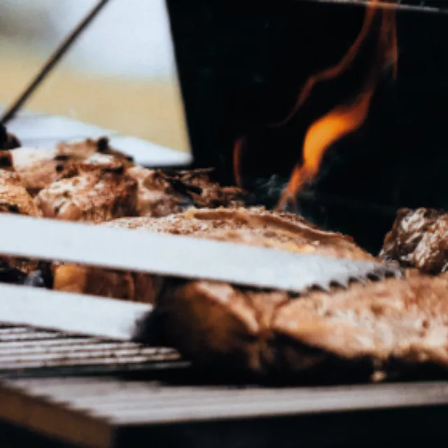 Viande à cuir sur un barbecue