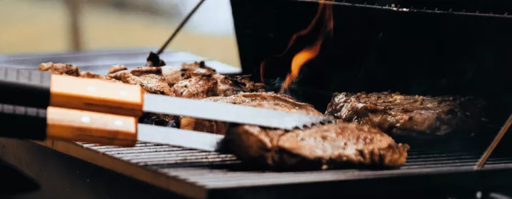 Viande à cuir sur un barbecue